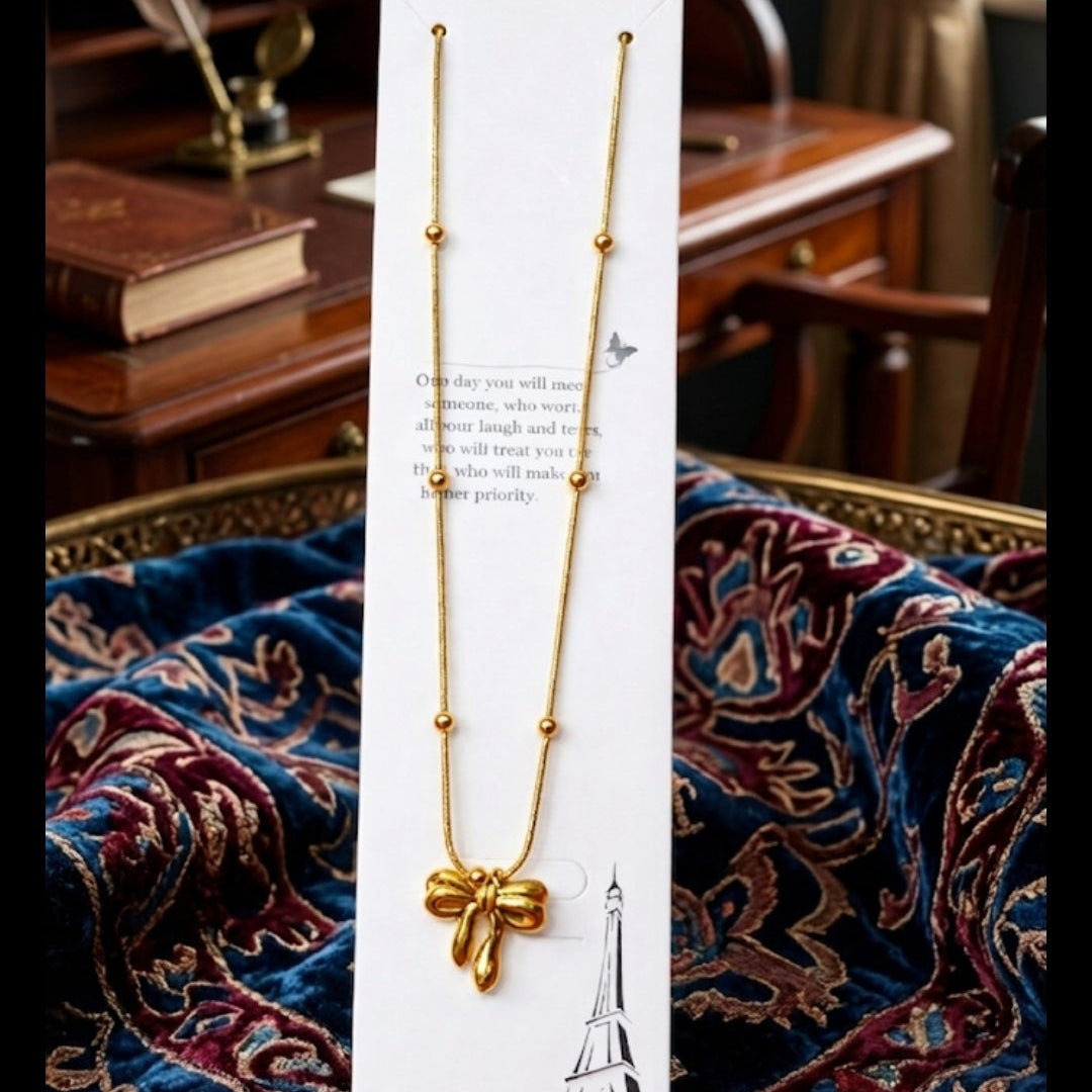 Thora Textured Gold Pendant – Abstract Hamsa Hand Talisman Necklace