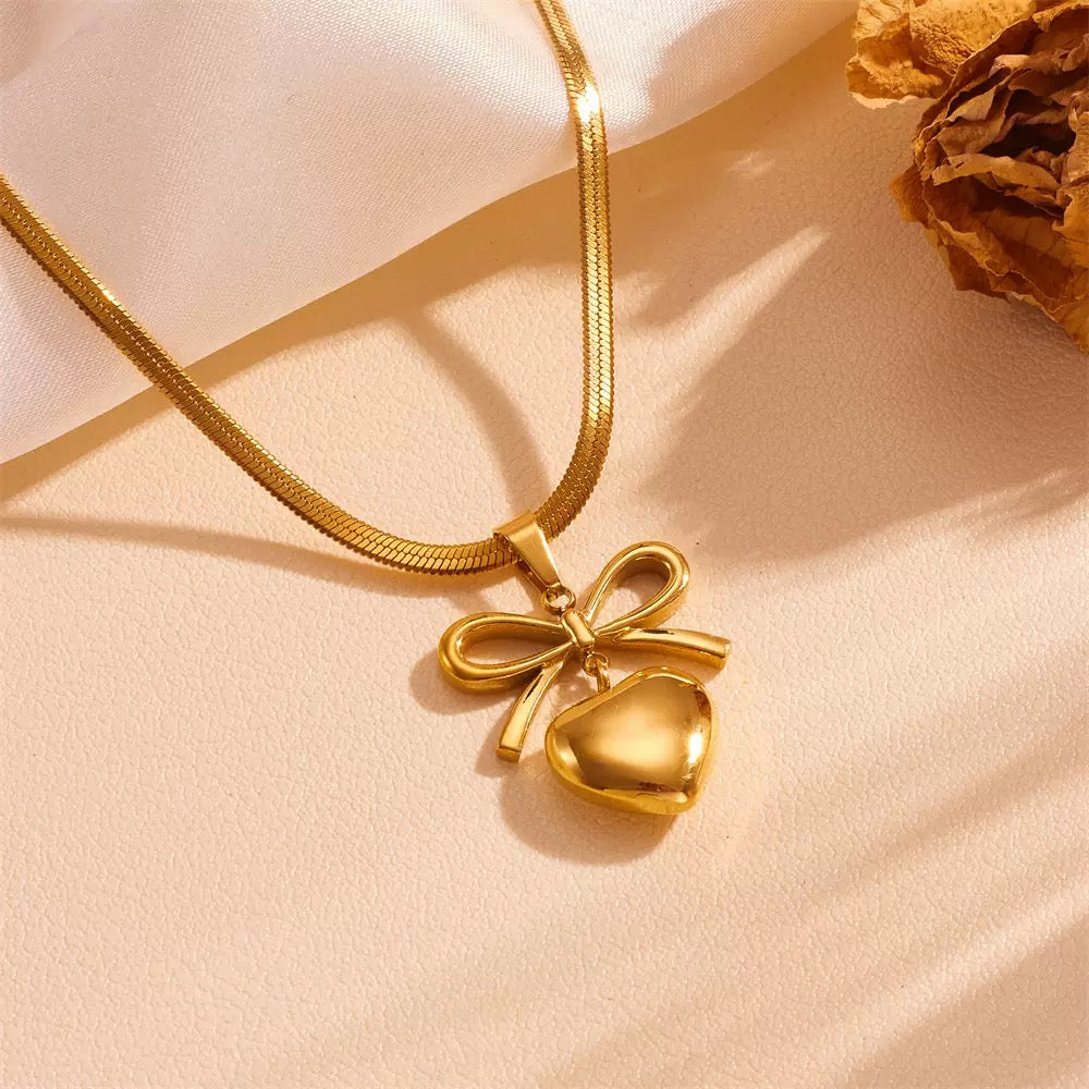 Dewdrop Textured Gold Pendant – Abstract Teardrop Medallion Necklace